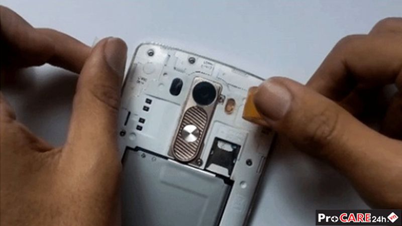 Cách sửa kính camera điện thoại bị mờ - Dùng băng dính dán