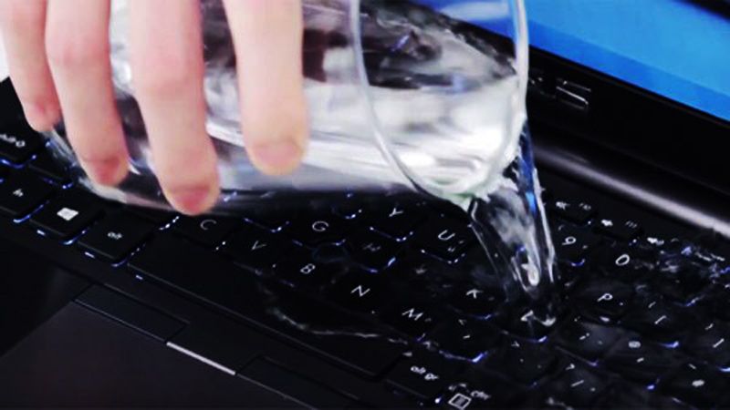 Cách xử lý khi bàn phím laptop bị vô nước