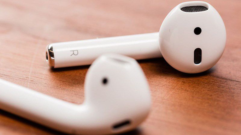 thanh-nien-deo-airpods-di-ngu-sang-day-nghe-tieng-la-trong-bung