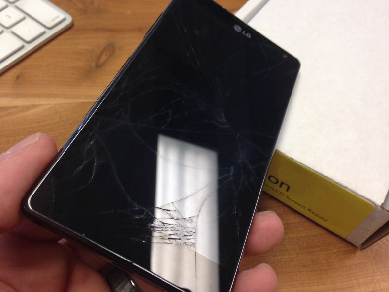Mặt kính của chiếc điện thoại LG E970 bị rơi vở