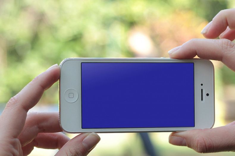 Iphone bị màn hình xanh luôn gây khó chịu cho người dùng