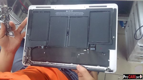 Cận cảnh vệ sinh Laptop Macbook tại Procare24h.vn