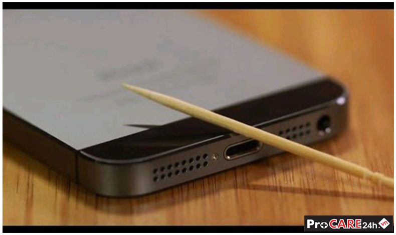 iPhone 5 sạc không vào pin bằng chiếc tăm