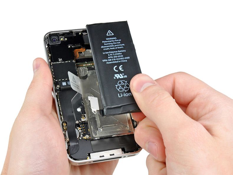 Những viên đang thay pin iPhone 4S
