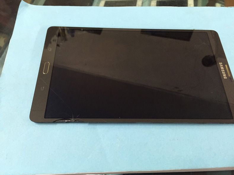 Màn hình Samsung Tab S T705 bị bể tối đen