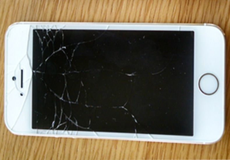 Chiếc iPhone 5S bị bể mặt kính