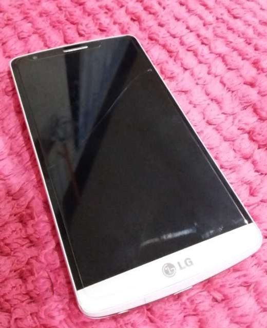 Mặt kính của chiếc điện thoại LG F410S/G3 LTE bị bể