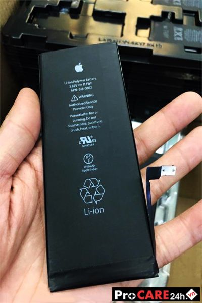 Nhân viên đang lấy pin để thay cho chiếc iPhone 6