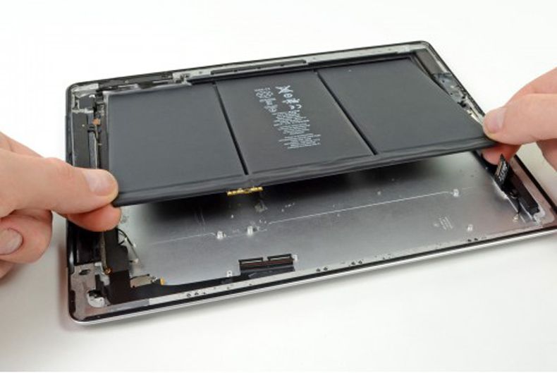 Chiếc iPad 2 đang được nhân viên thay pin mới
